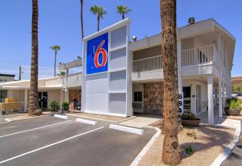 Motel 6 Old town Scottsdale/Fashion Square allows 18 year olds to book a room