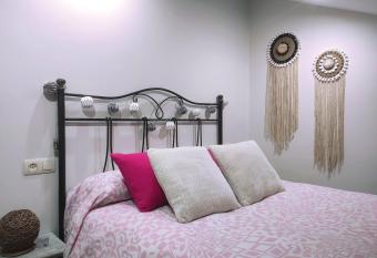 Coqueto   tico en VIGO allows 18 year olds to book a room