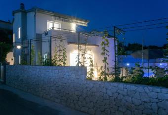 Villa Supuk has Balcony rooms