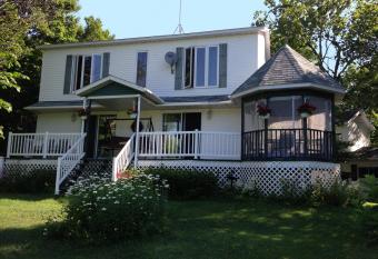 Le Reflet de la Rivi  re B&B has Balcony rooms
