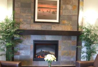 Super 8 by Wyndham Windsor NS has rooms with a private hot tub