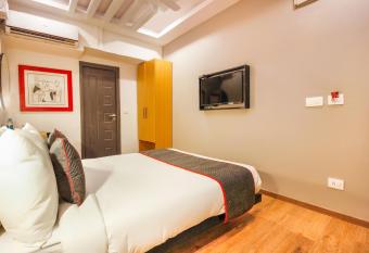 Townhouse RCC Sunrise allows 18 year olds to book a room