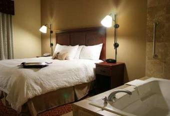 Hampton Inn Lincoln has rooms with a private hot tub