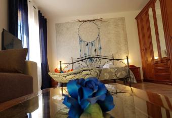 L  acchiappasogni allows 18 year olds to book a room