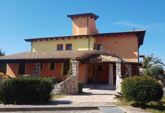 il veliero allows 18 year olds to book a room