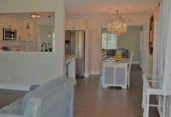 DEERFIELD-PRIVATE RESORT STYLE HOME MINS TO THE BEACH has rooms with a private hot tub