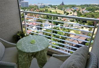 Most livable condo on 32nd fl. sea view - Superhost has Balcony rooms