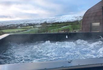 Carntogher Cabins has rooms with a private hot tub