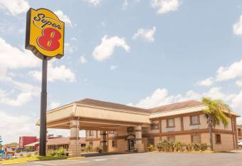 Super 8 by Wyndham Kingsville has Smoking rooms