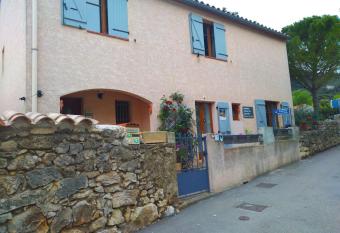 Les lavandes has Balcony rooms