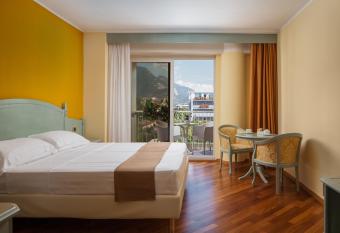 Hotel Savoy Palace - TonelliHotels has rooms with a private hot tub