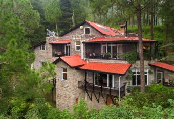 SaffronStays Ekam, Chail - forest villa near Chail cricket ground allows 18 year olds to book a room