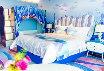 Shanghai Haichang Ocean Park Resort Hotel allows 18 year olds to book a room