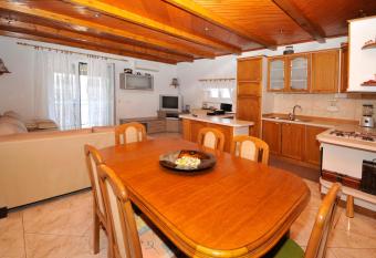 Apartman Elena allows 18 year olds to book a room