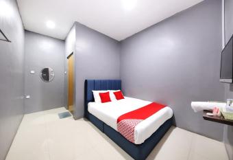 Capital O 774 Hotel Iskandar allows 18 year olds to book a room