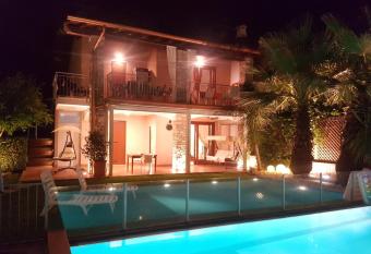 Casa Camilla allows 18 year olds to book a room