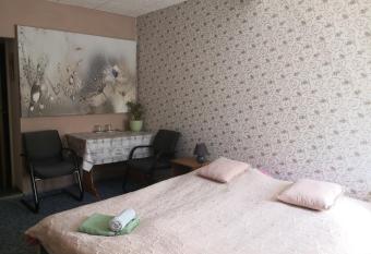 Sch  ne Gasse 6 allows 18 year olds to book a room