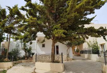 Sun   y   he Sea 100m from the beach has rooms with a private hot tub