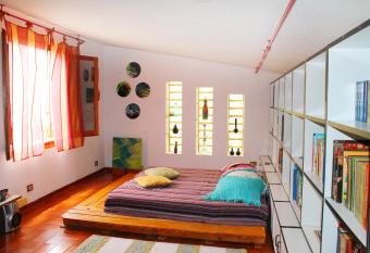 Ingart Studio House has Balcony rooms