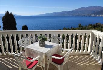 Apartman Lamia s pogledom na more allows 18 year olds to book a room