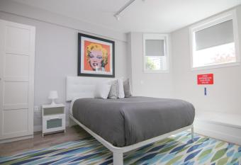 Stylish Studio in Brookline-5min train to Boston.. #2 allows 18 year olds to book a room