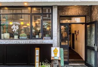 Guesthouse Akicafe Inn allows 18 year olds to book a room