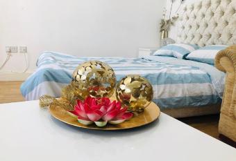 Lux Apartment in Gatwick has Balcony rooms