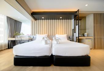 Loft Bangkok Hotel - SHA Extra Plus has rooms with a private hot tub