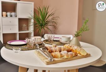 Su Giard  nu allows 18 year olds to book a room