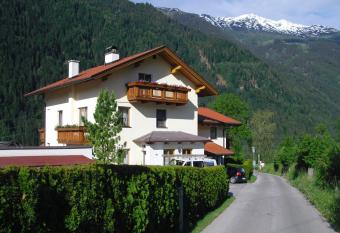 Haus Gr  nbacher has Balcony rooms