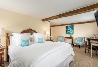 The Huntting Inn has Balcony rooms