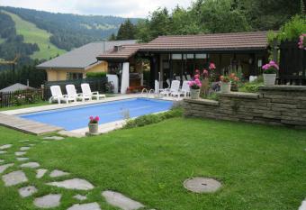 Le Logis du Chalet Perce-Neige allows 18 year olds to book a room