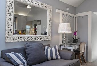 Stylish House Close to Huntington Gardens has Balcony rooms