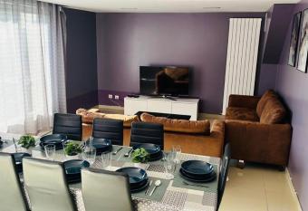 100m2 2 chambres 8 personnes - Grand parking et terrasse priv  e - Proche CDG-Parc expositions-Paris-Ast  rix-Disney allows 18 year olds to book a room