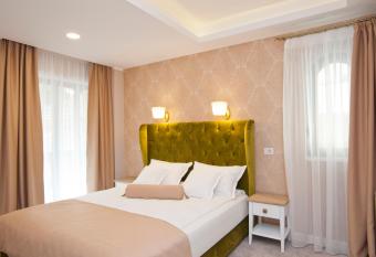 Uphill Residence has rooms with a private hot tub