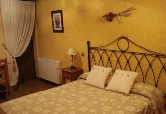 El Balc  n de Mogarraz allows 18 year olds to book a room