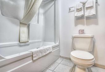 Motel 6 Windsor On has rooms with a private hot tub