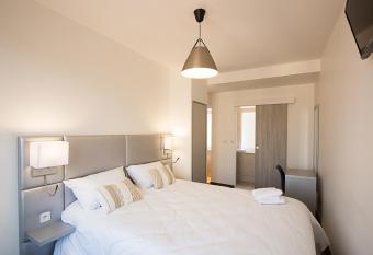 HOTEL AMBASSADEUR allows 18 year olds to book a room