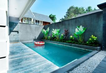 La Paradis Villa has rooms with a private hot tub