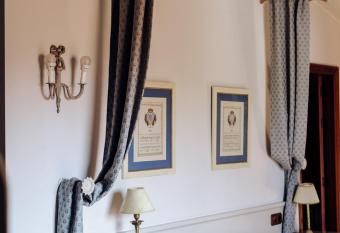 Rinc  n de Navarrete has rooms with a private hot tub