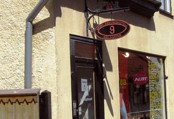 Wisby Jernv  g Hostel allows 18 year olds to book a room