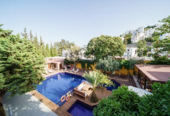 Hotel Centro Bodrum allows 18 year olds to book a room