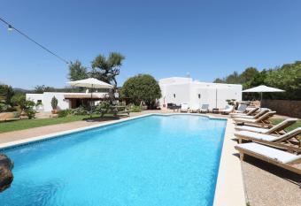 Can Caseres has Balcony rooms