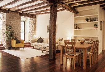 Central, Spacious and Authentic Family Apartment has Balcony rooms