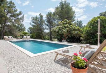 Apartment G&G Pula with swimming pool allows 18 year olds to book a room