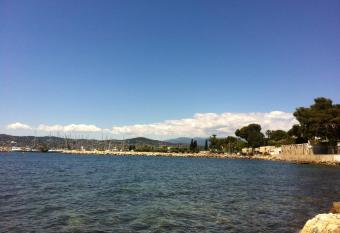 Appartement Les Palmiers allows 18 year olds to book a room