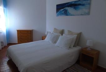 Cantinho Das Estrelas, Luz Lagos allows 18 year olds to book a room