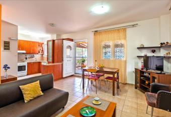 Mediterranean Apartment by the Sea has Balcony rooms