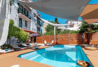 Evala luxury rooms with pool and garden allows 18 year olds to book a room