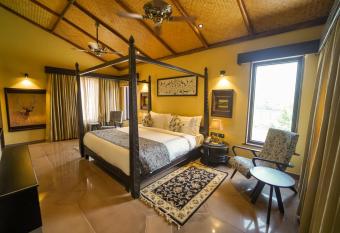 AamaGhati Wildlife Resort, Ranthambore has rooms with a private hot tub